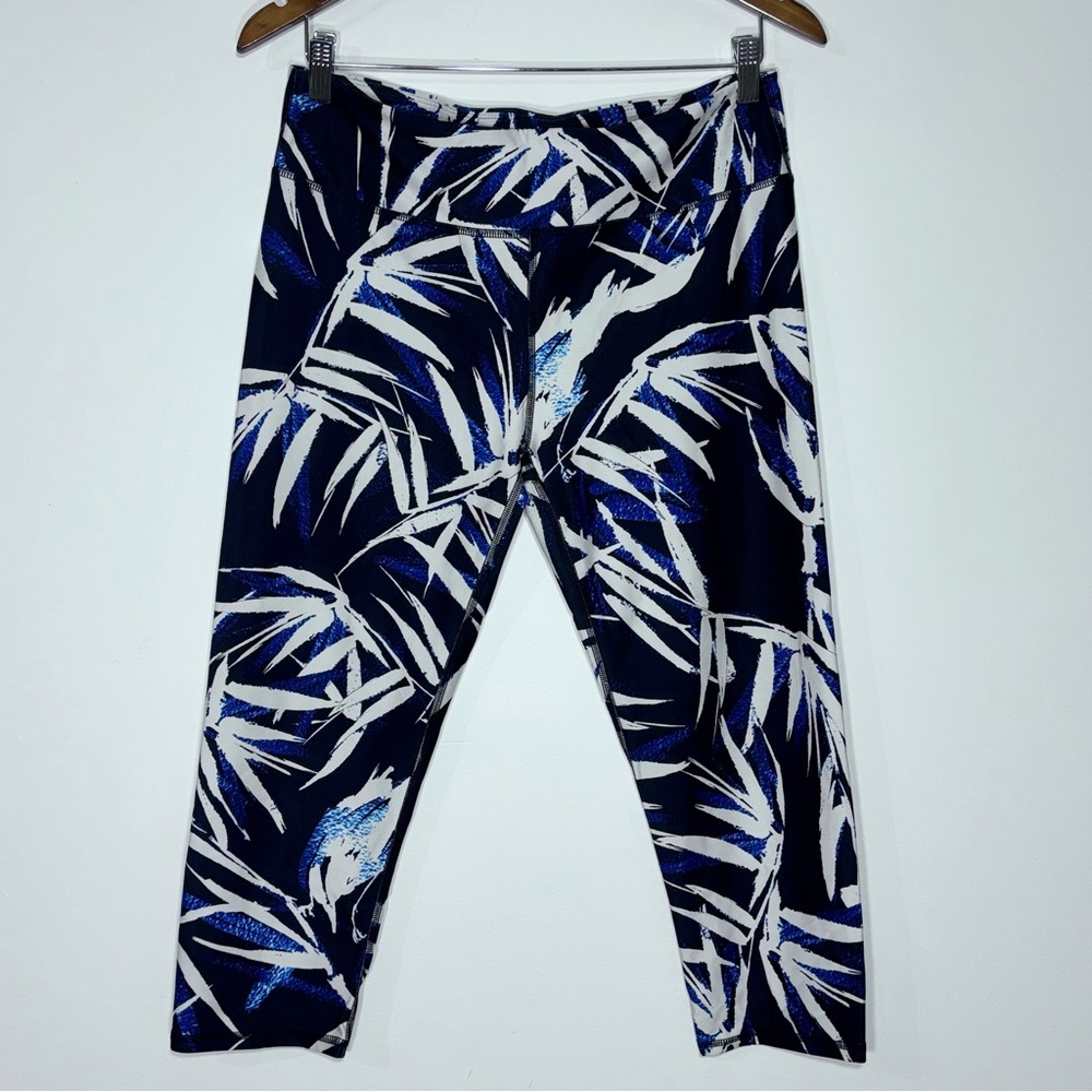 Fabletics‎ Black and Blue Patterned 3/4 Length Leggings Size L